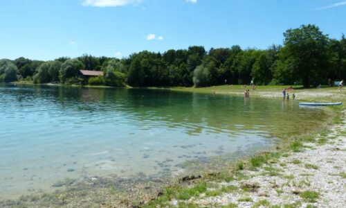 Badesee Mammendorf mit Badegästen bei schönem Wetter