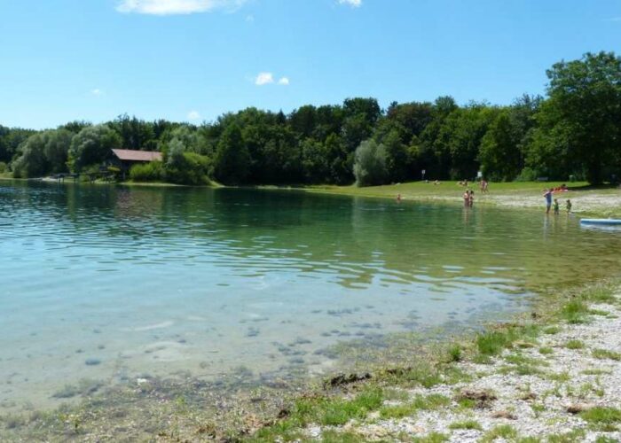 Badesee Mammendorf mit Badegästen bei schönem Wetter