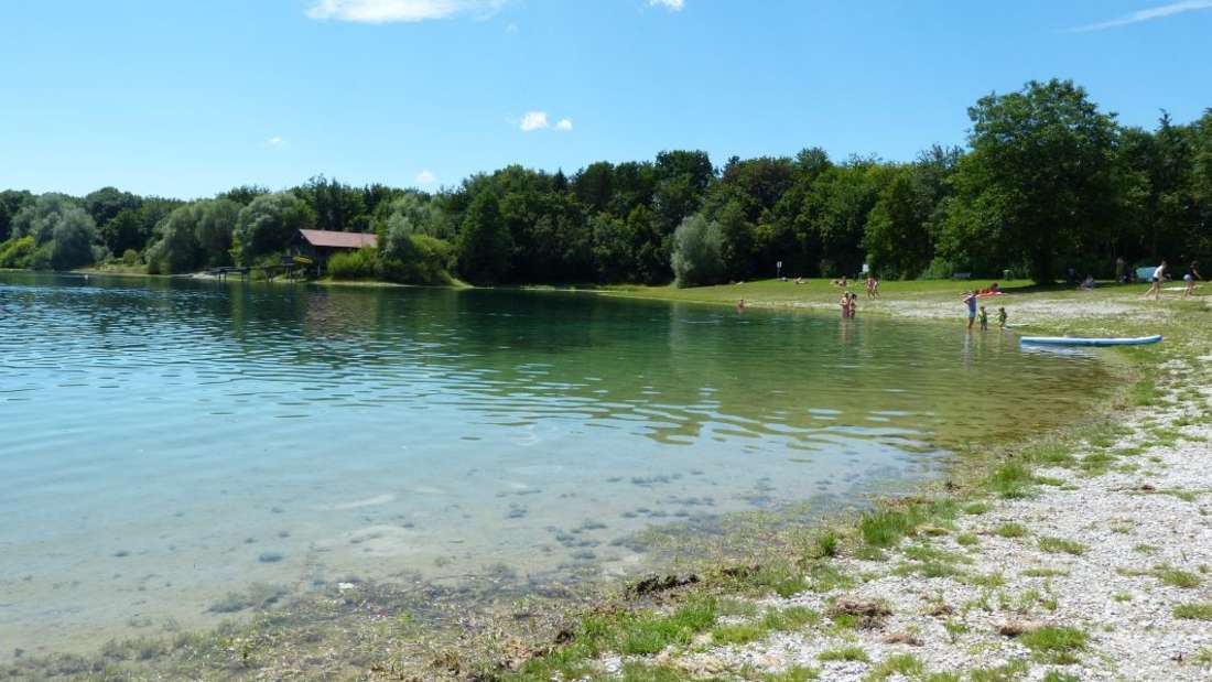 Badesee Mammendorf mit Badegästen bei schönem Wetter