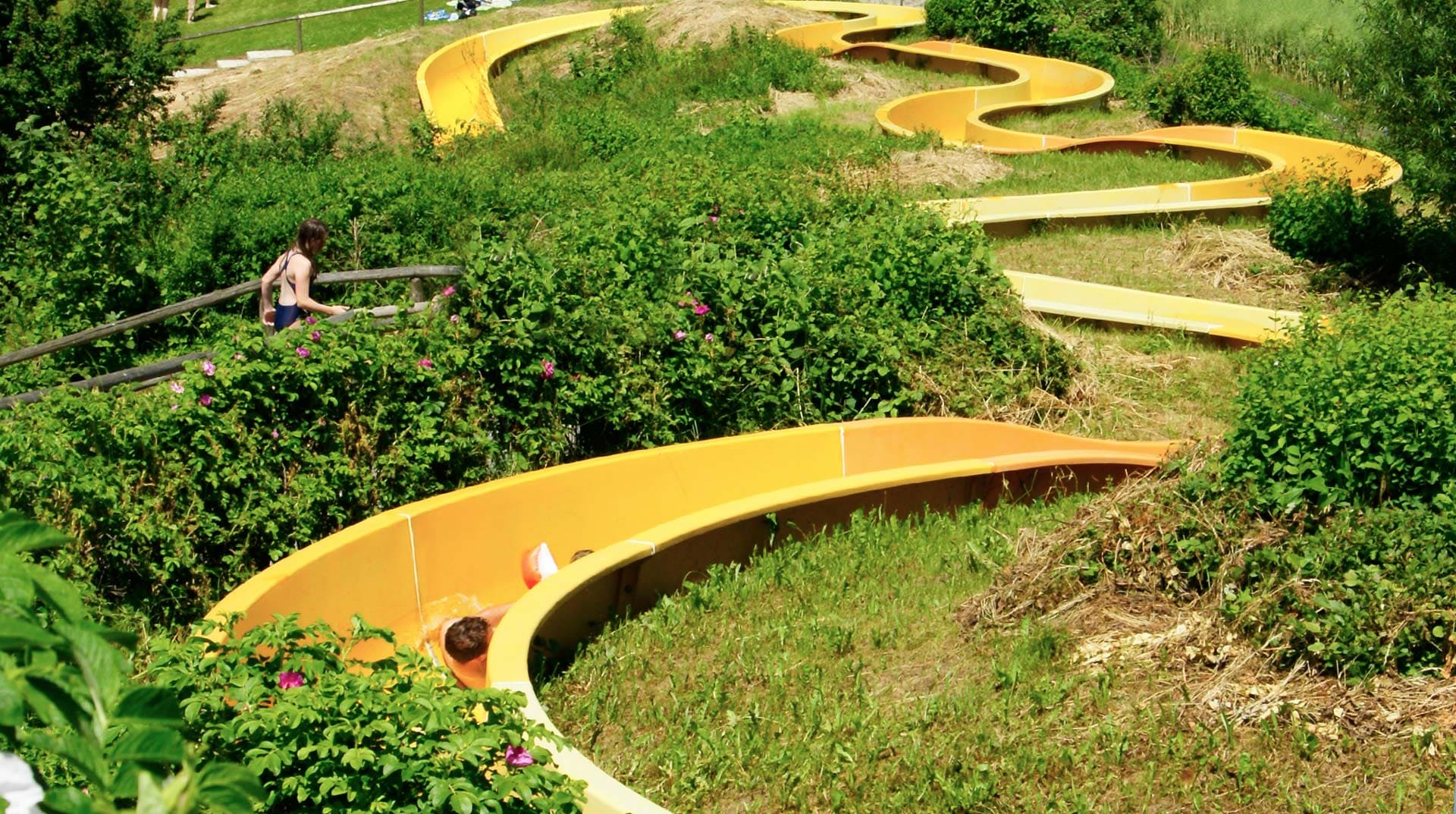 173 Meter gelbe Superrutsche des Freibads Mammendorf