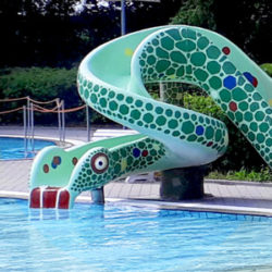 Hellgrüne Schlangenrutsche im Kinderschwimmbecken des Freibads Mammendorf